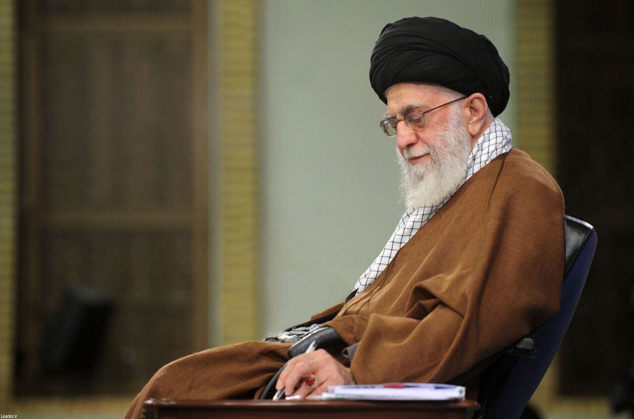 حکم فعالیت در بازار فارکس و انجام بازی‌های قمار رایانه‌ای چیست؟